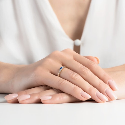 Pierścionek zaręczynowy SAVICKI: złoty, niebieski szafir, diamenty